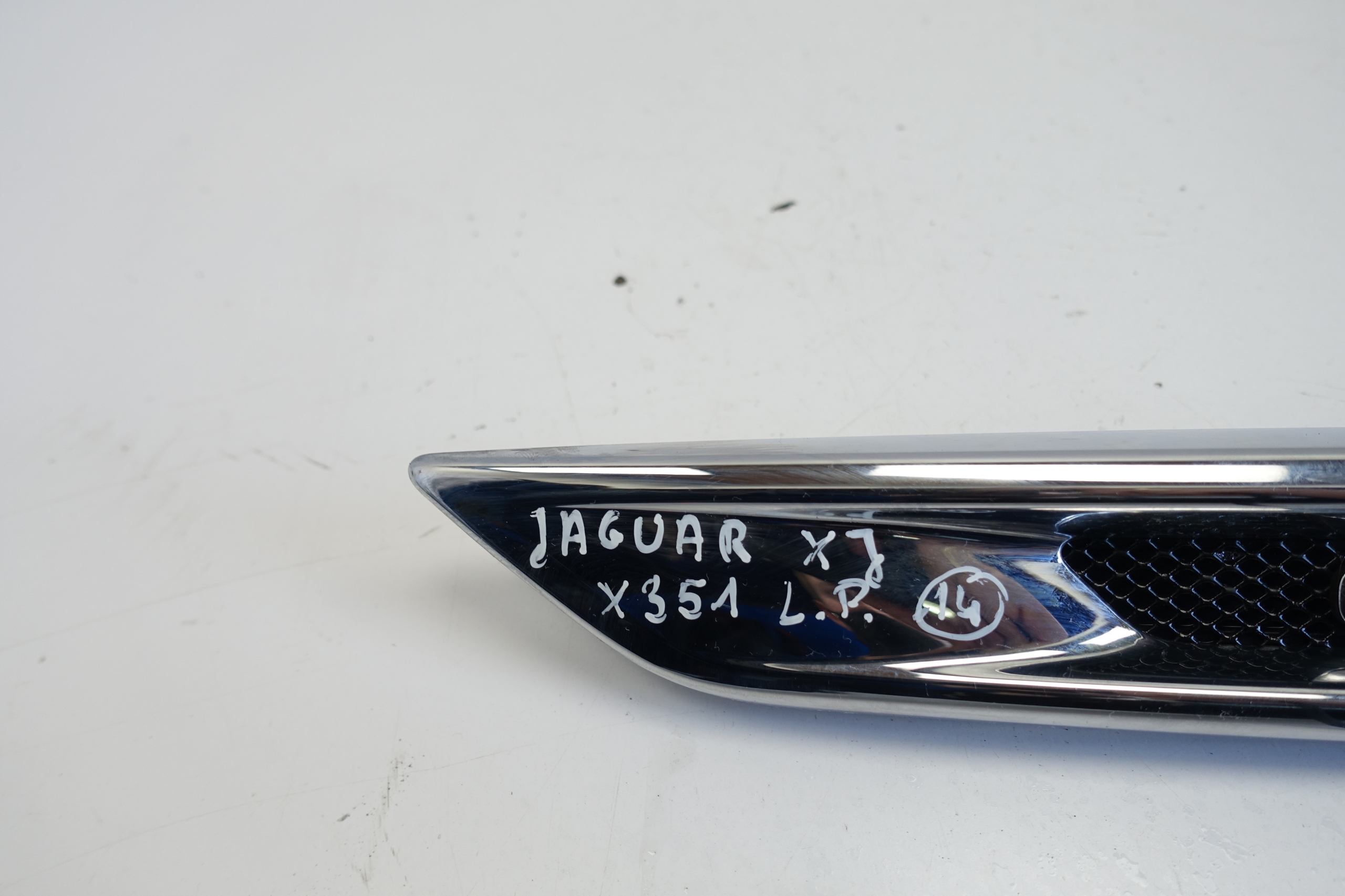 Jaguar XJ X351 LISTWA PRZEDNIEGO BŁOTNIKA lewa