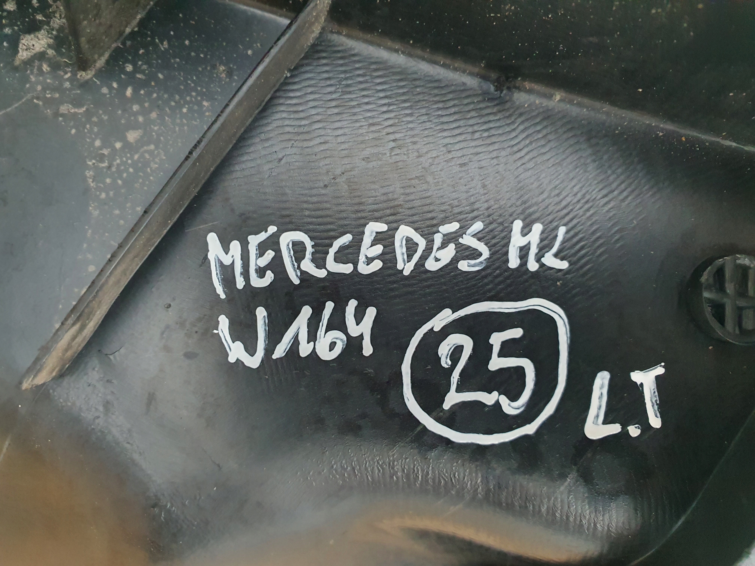 Mercedes ML W164 BOCZEK BAGAŻNIKA LEWY TYLNY TYŁ