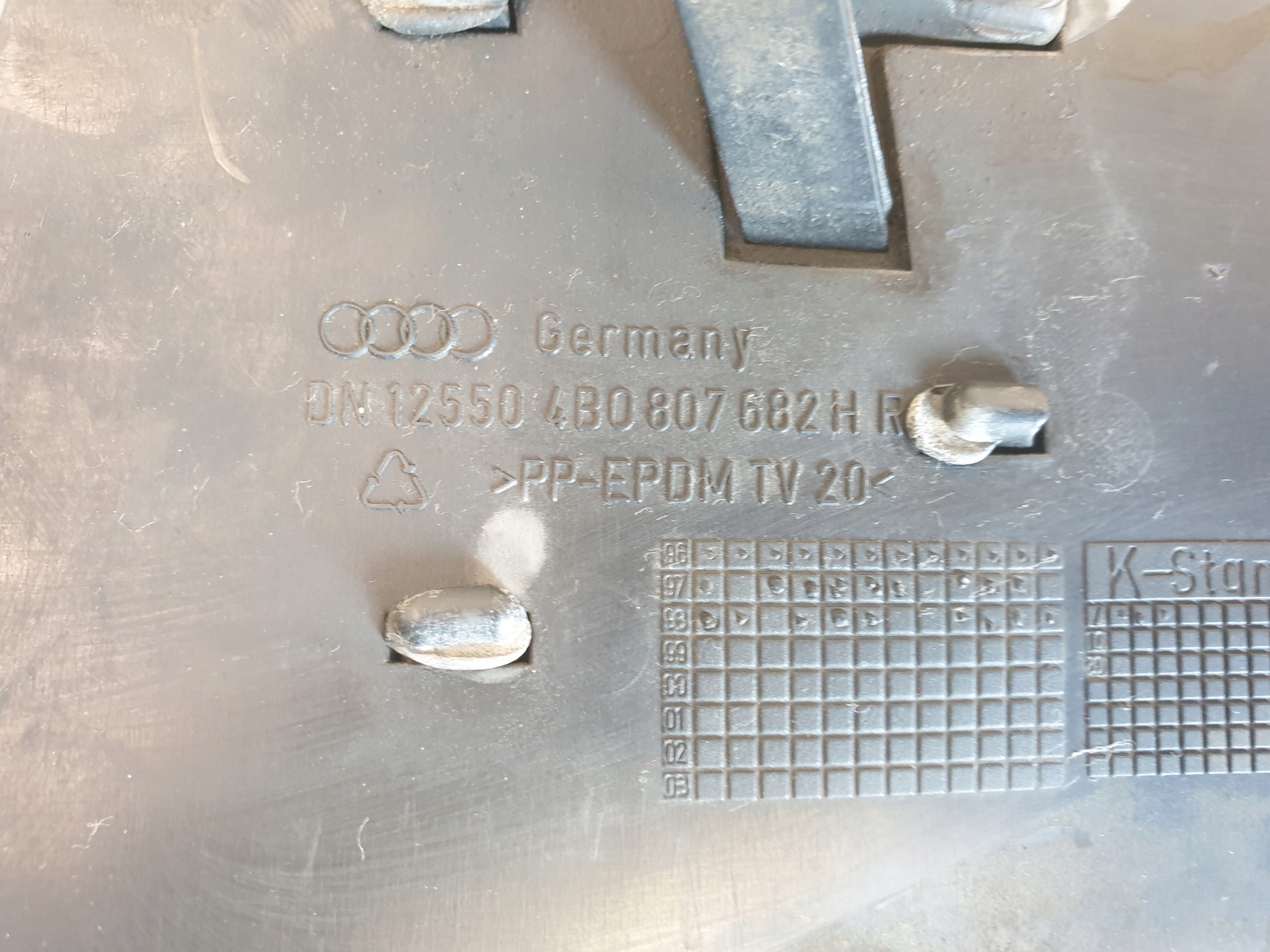 Audi A6 C5 1.9 TDI PRAWA KRATKA ZDERZAKA przód