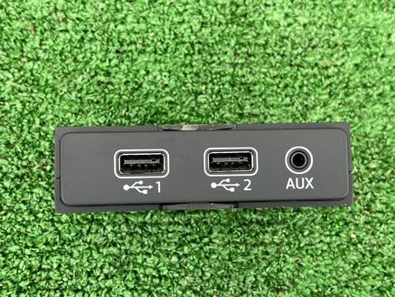 GNIAZDO USB AUX AUDI A4 A5 B9 8W 8W0035736