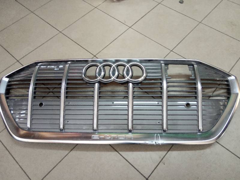 Audi e tron atrapa gril 4ke853651